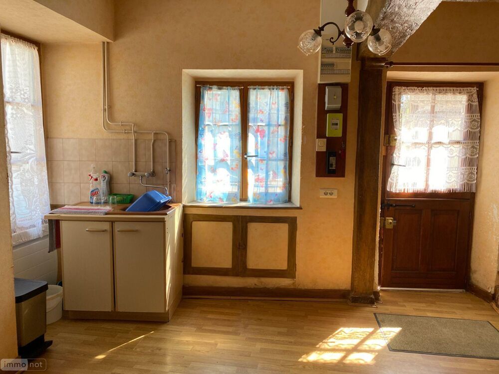 Une maison ancienne en centre bourg composée d''une pièc....