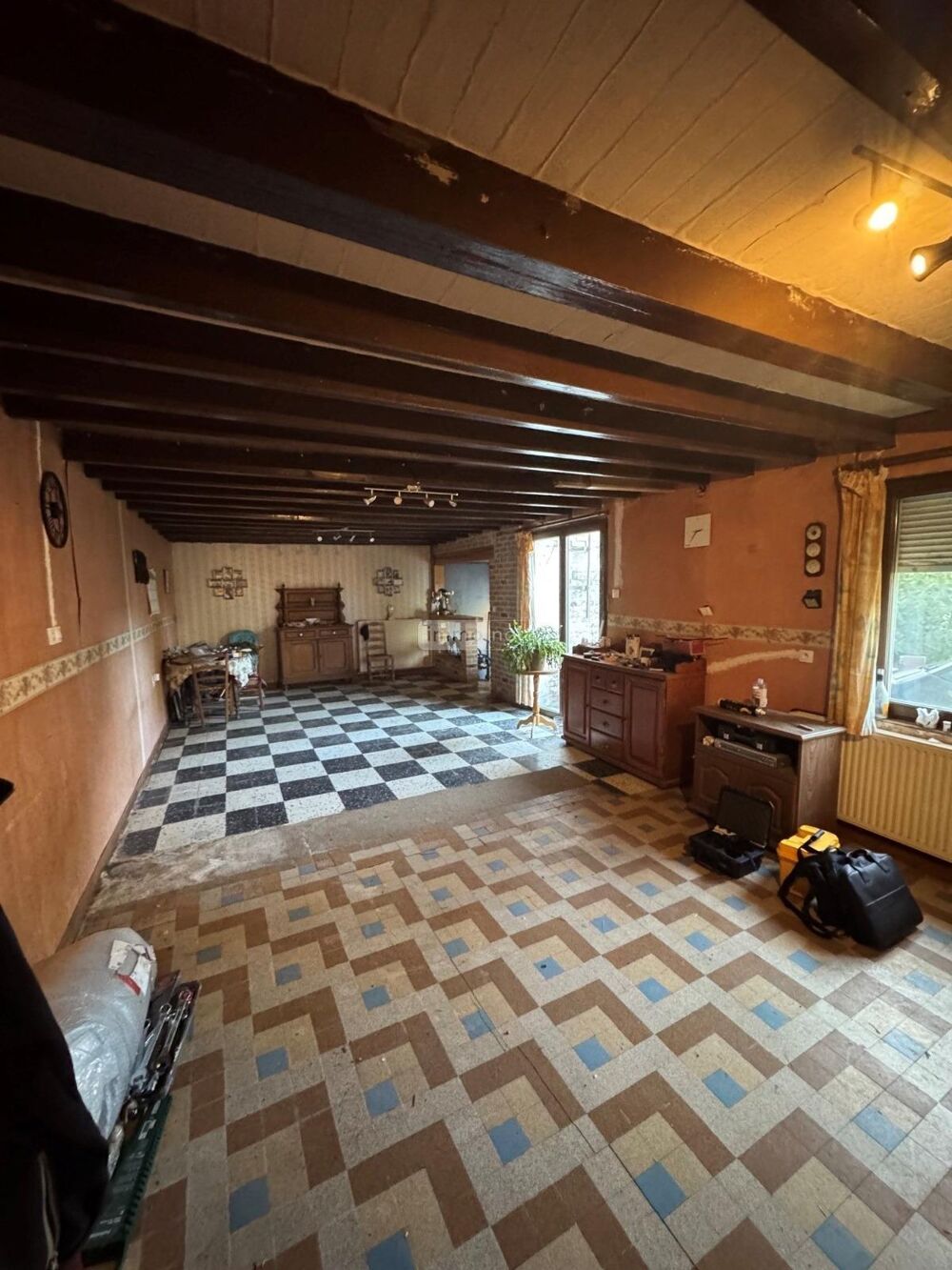 Maison à rénover avec deux hangars agricoles sur 3 835 m....