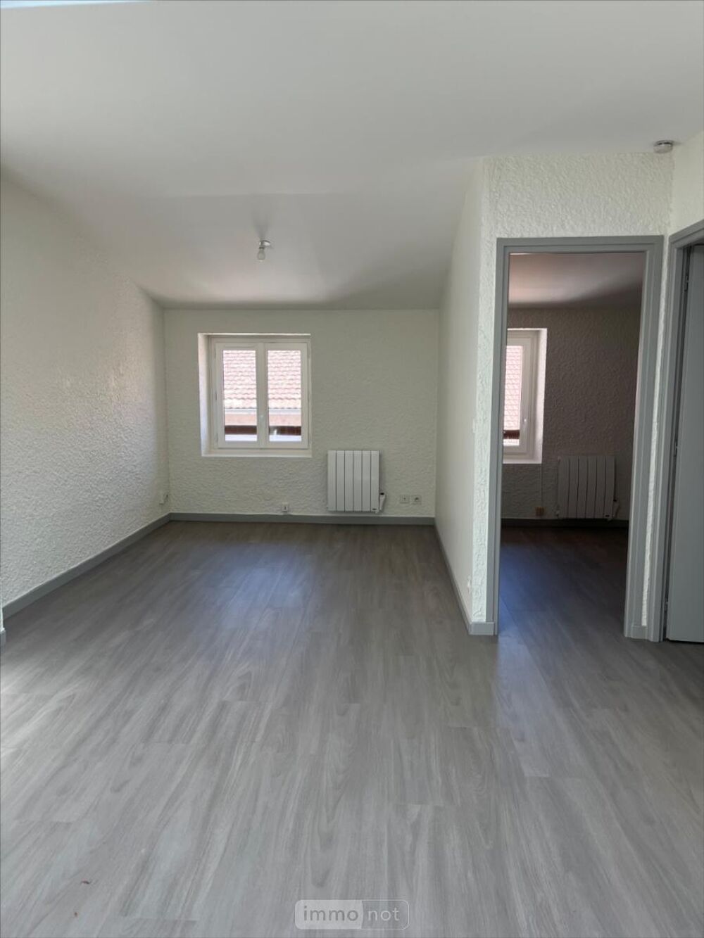 TREVOUX appartement rénové situé au 2ème étage, composé....