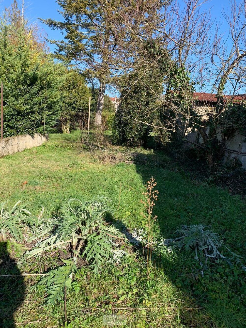 Une maison à restaurer composée d''un séjour, un salon, ....
