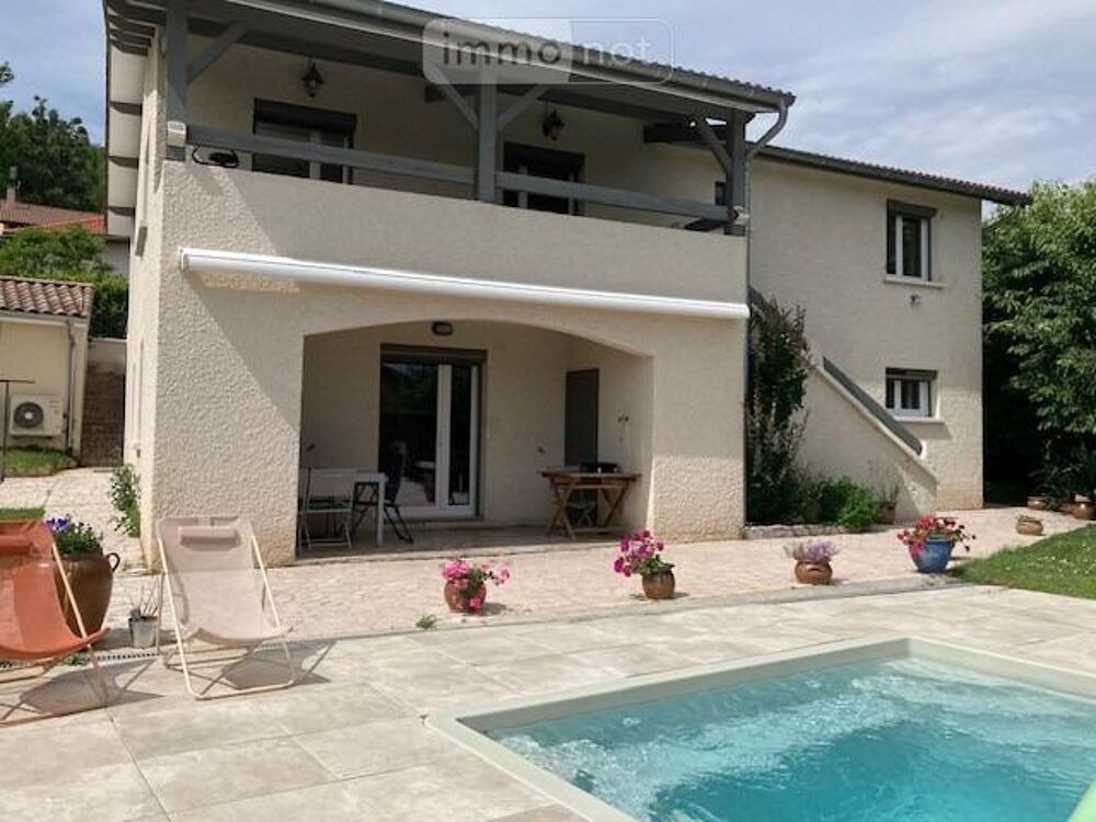 Sur le coteau de LA BOISSE, spacieuse maison composée d'....