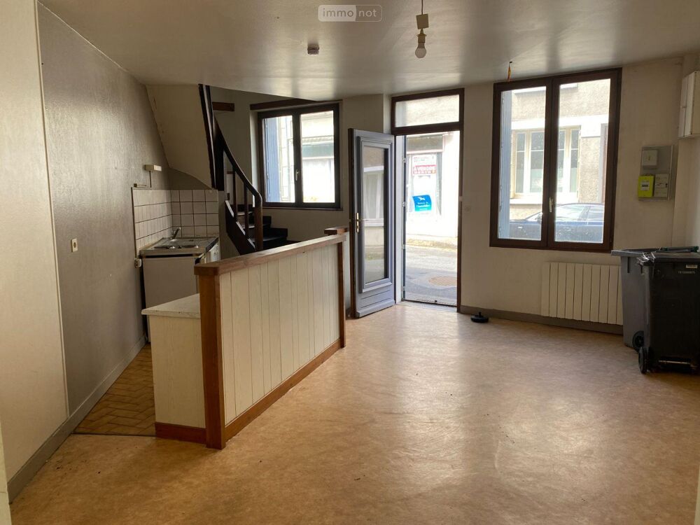 Maison idéalement située en plein centre-bourg, à proxim....
