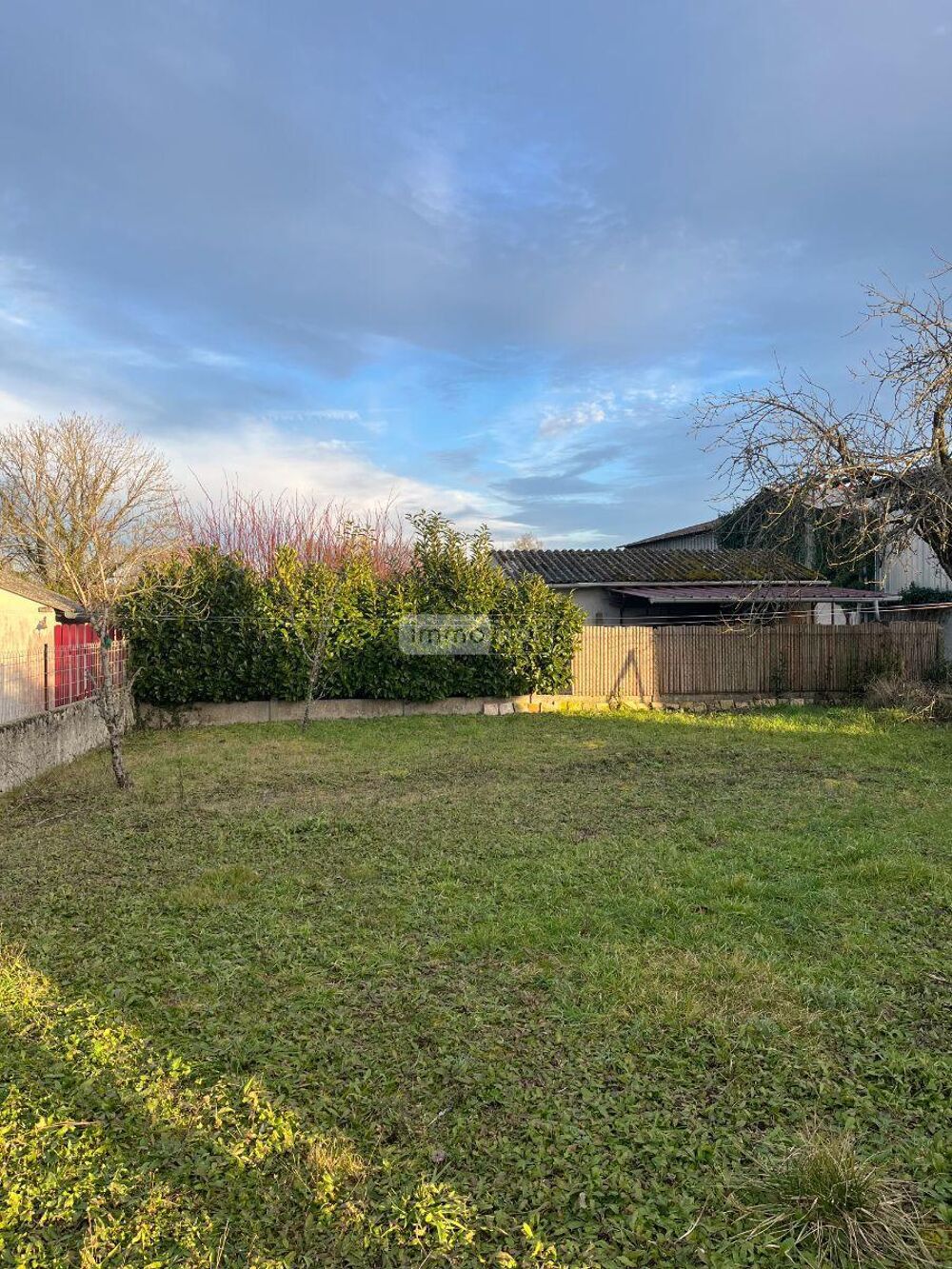 Une maison de bourg composée d''une pièce de vie avec un....