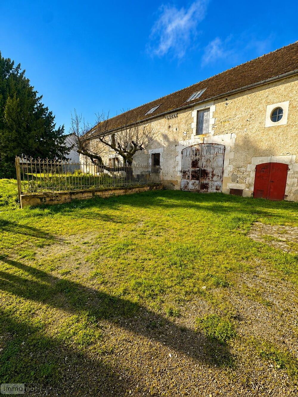 À vendre - Ancien presbytère avec dépendances à Coulange....