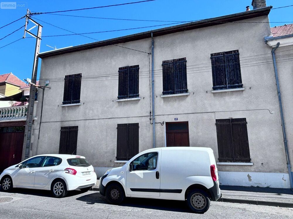 Au coeur du village d''Ay-Champagne, proche de toutes co....