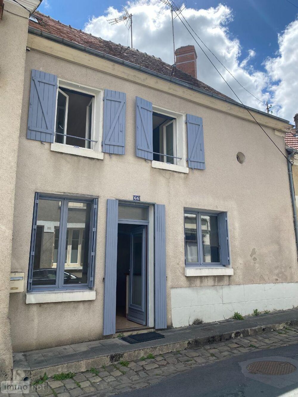 Maison idéalement située en plein centre-bourg, à proxim....