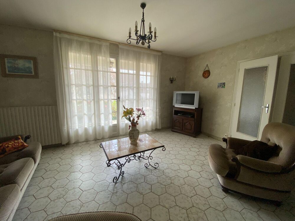 SAINT GENOU (36500), dans le bourg, une maison d''habita....