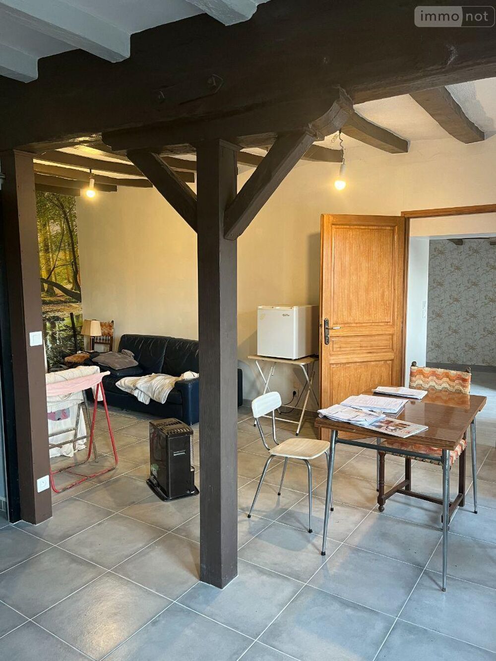 Une maison de bourg composée d''une pièce de vie avec un....