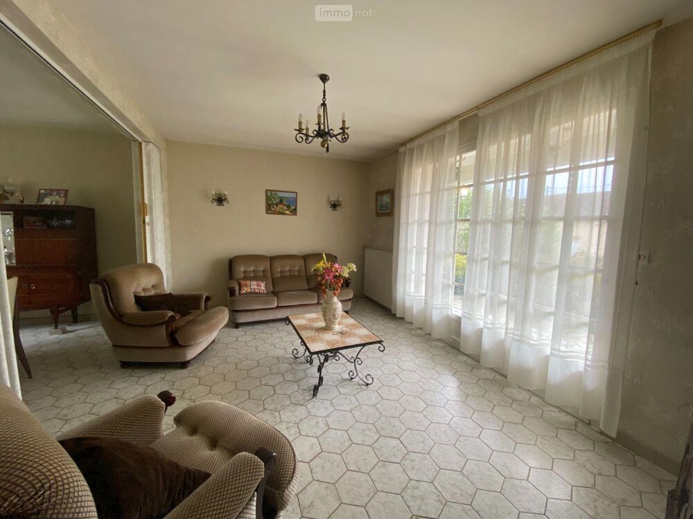 SAINT GENOU (36500), dans le bourg, une maison d''habita....