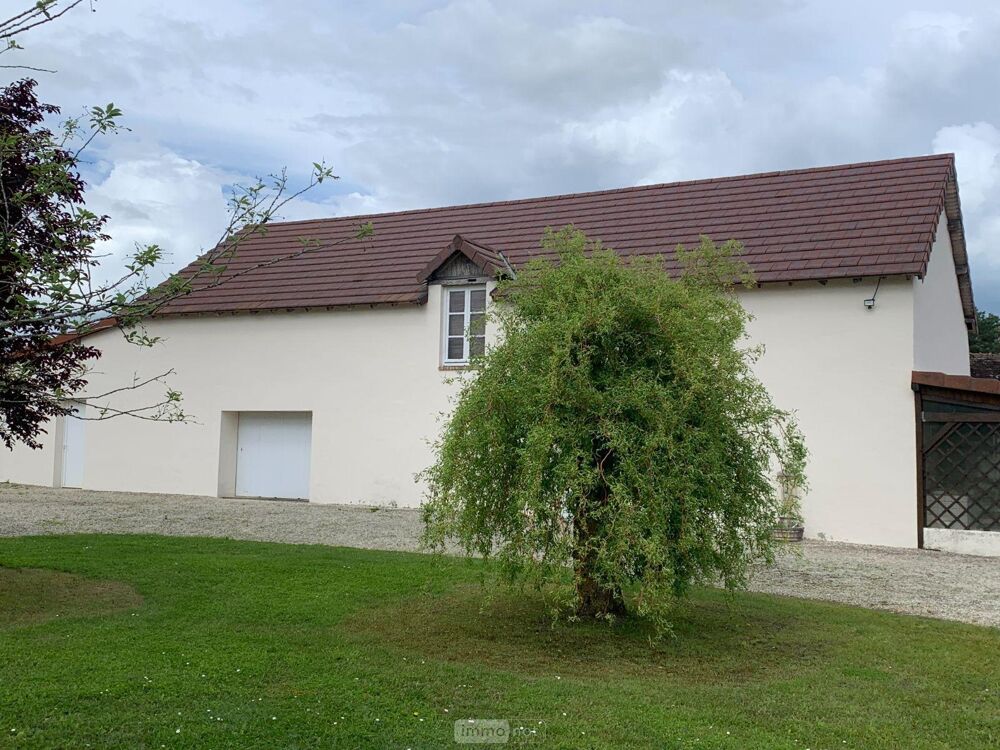 Située en Brenne Maison en bon état avec plan d''eau, dé....