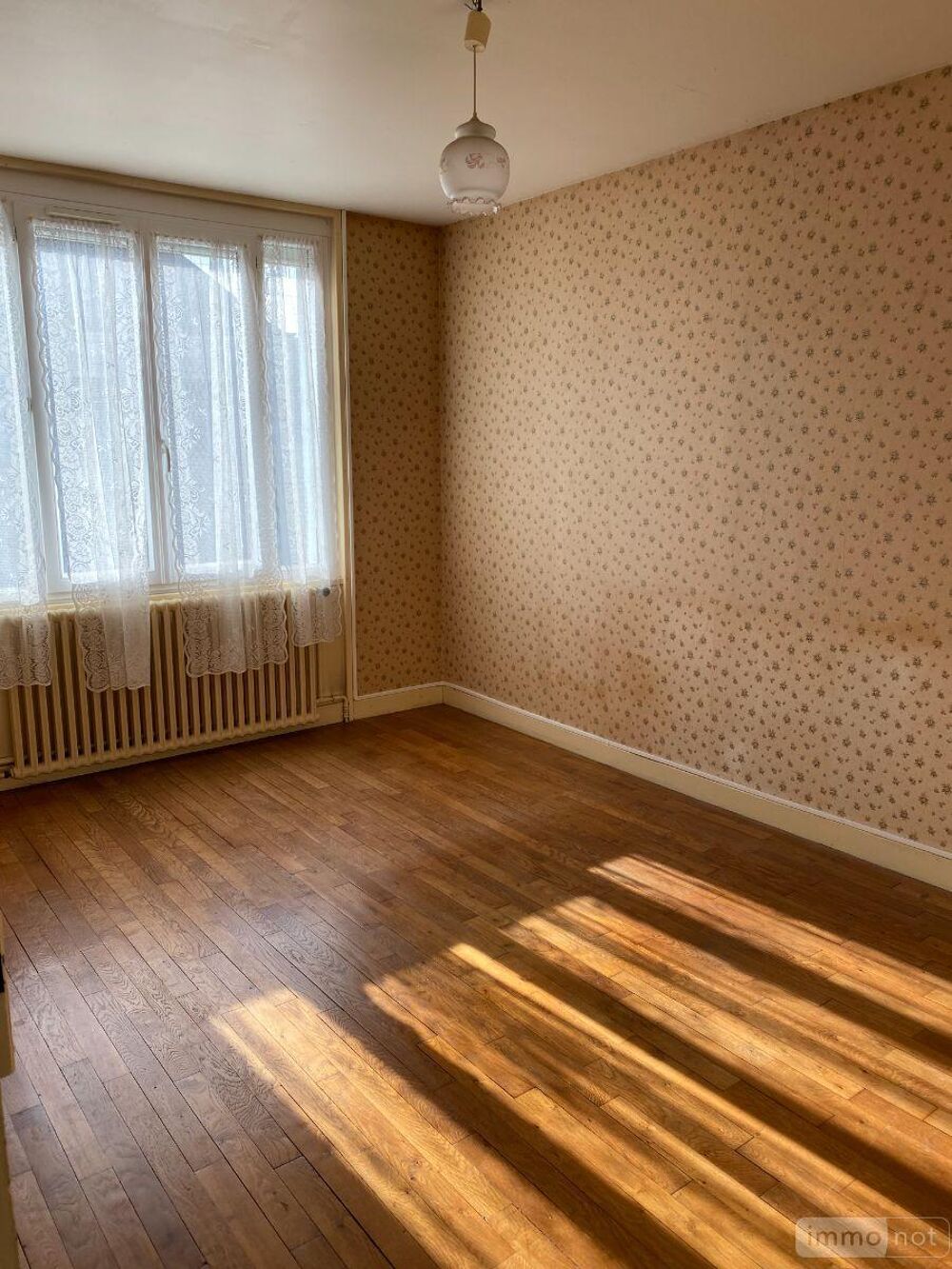Une maison située en centre bourg composée d''une cuisin....