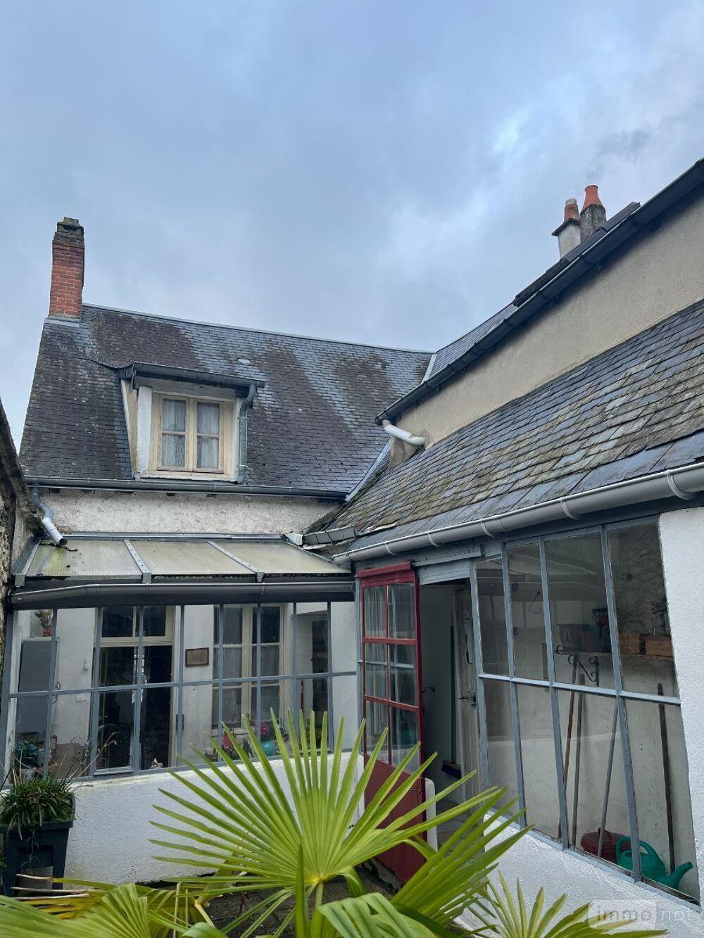 Maison de ville composée d''une entrée, d''un séjour-sal....