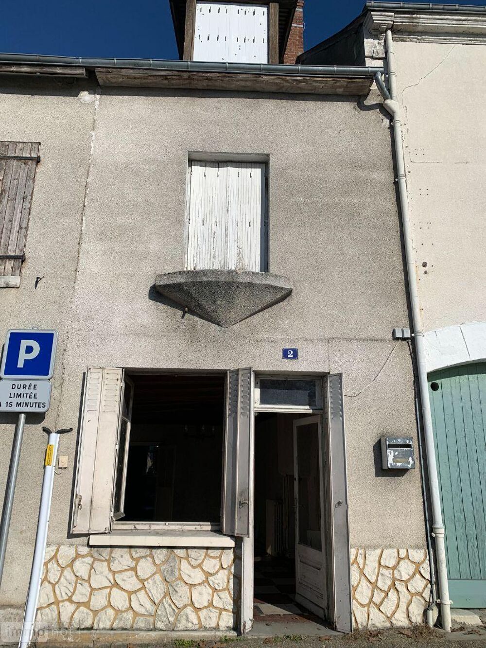Une maison à restaurer composée d''un séjour, un salon, ....