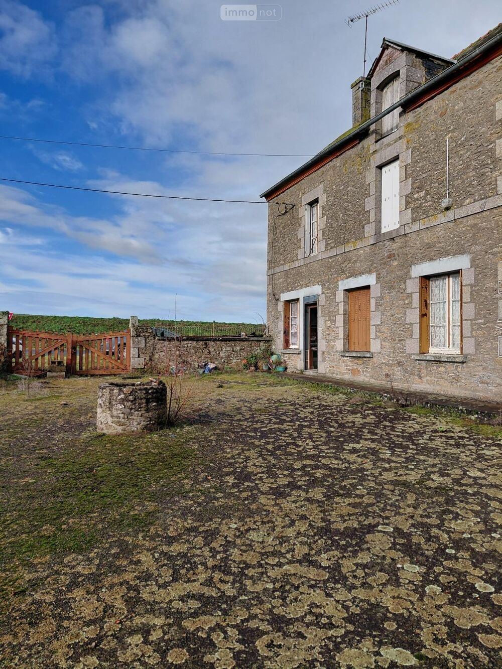Une maison individuelle en pierre couverte sous ardoises....