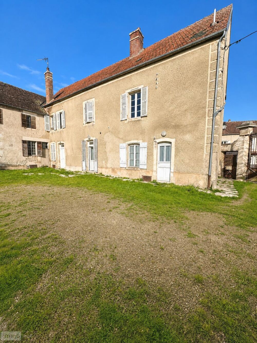 À vendre - Ancien presbytère avec dépendances à Coulange....