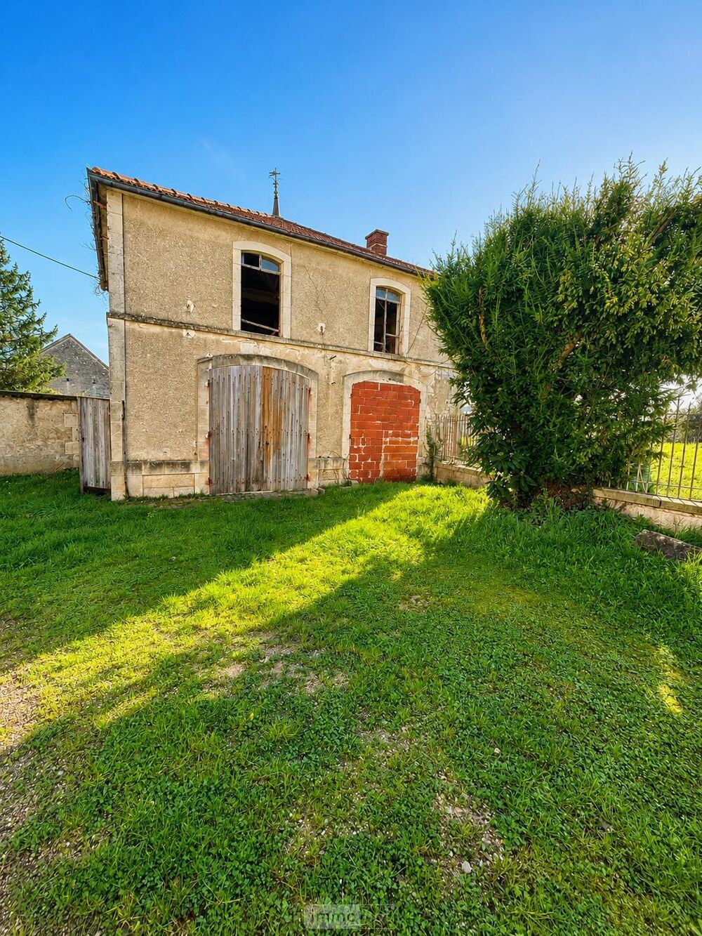 À vendre - Ancien presbytère avec dépendances à Coulange....