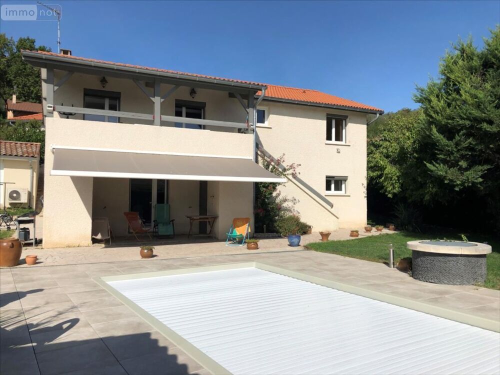 Sur le coteau de LA BOISSE, spacieuse maison composée d'....
