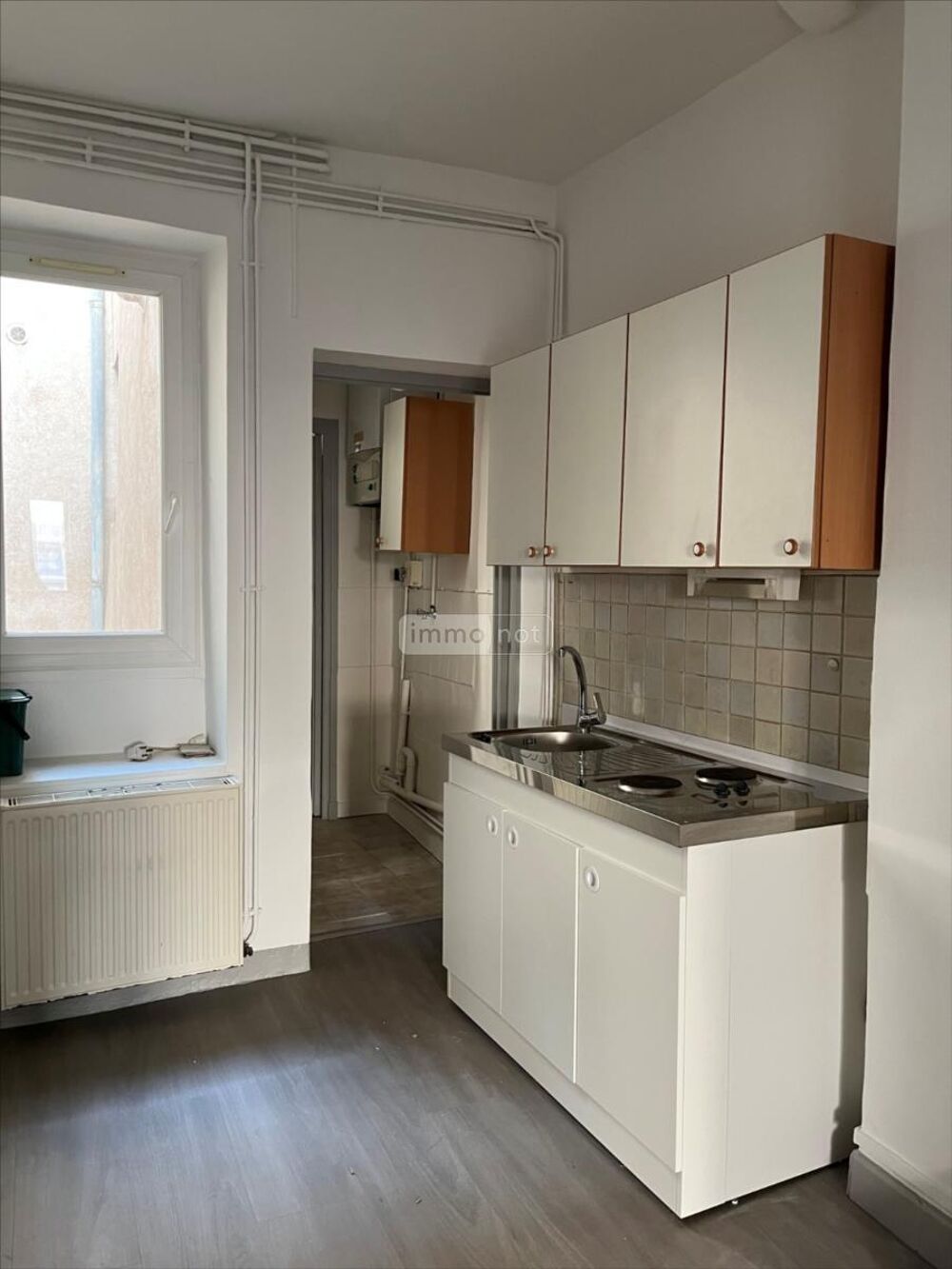 APPARTEMENT rénové situé au 1er niveau, composé d''une e....