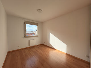  Appartement à louer 5 pièces 105 m²