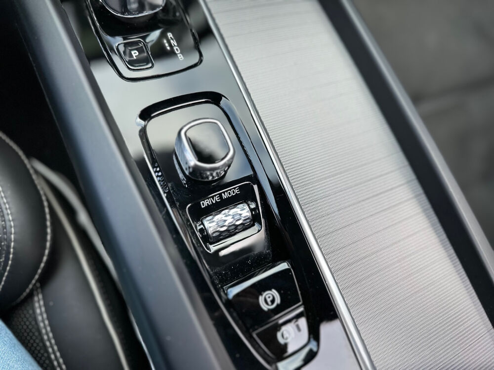 XC60 T8 Twin Engine 303 ch + 87 ch Geartronic 8 R-Design 2018 occasion 75017 Paris