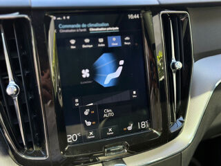XC60 T8 Twin Engine 303 ch + 87 ch Geartronic 8 R-Design 2018 occasion 75017 Paris