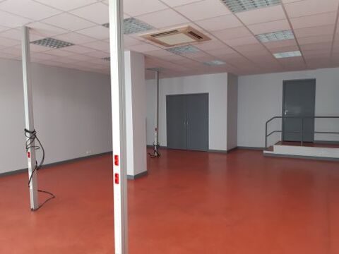   Venez implanter votre activité au cœur de Mehun-sur-Yèvre dans un local spacieux de 245m2, modulable et facilement accessible. 
