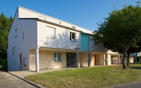   A LOUER � T4 BIS � Saint-Germain-du-Puy Ce duplex de 90 m� avec terrasse est disponible imm�diatement. Appartement - 4 pi�ce(s) - 90 m�