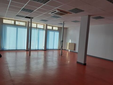   Venez implanter votre activité au cœur de Mehun-sur-Yèvre dans un local spacieux de 245m2, modulable et facilement accessible. 