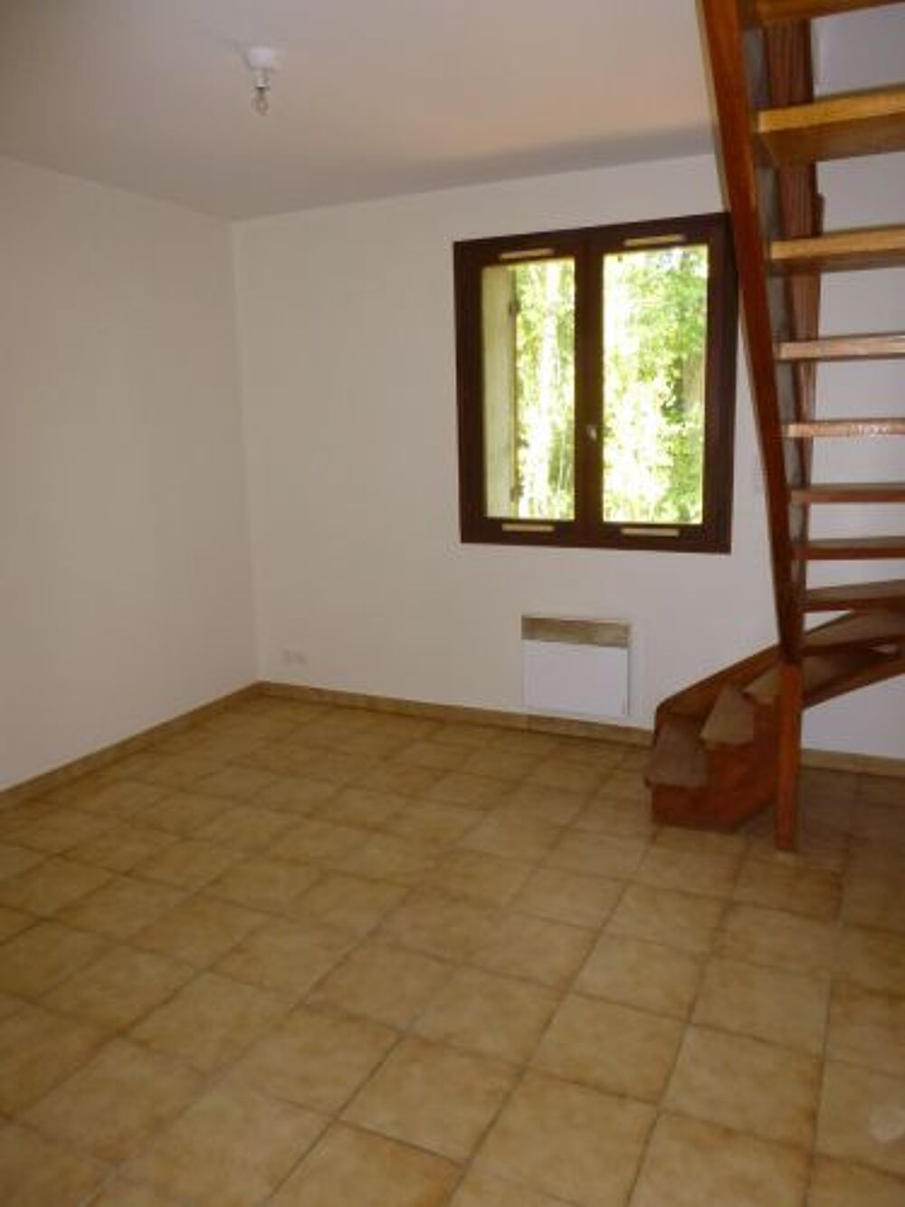 Votre agence France Loire de Saint-Amand-Montrond vous propose cet APPARTEMENT à la location sur la commune de NERONDES