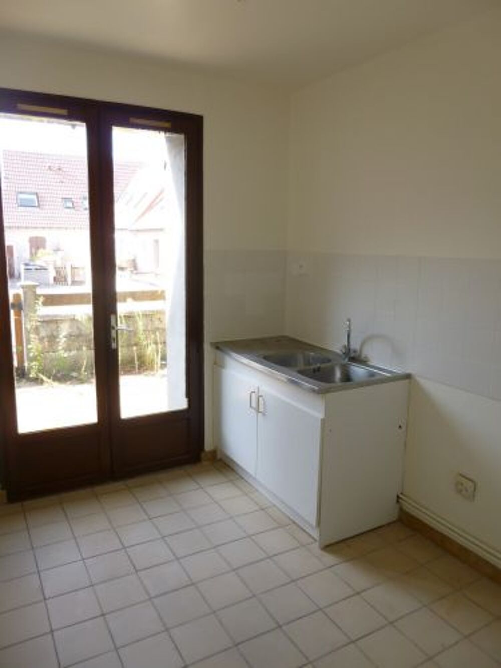 Votre agence France Loire de Bourges vous propose à la location un studio sur la commune de Nérondes.
