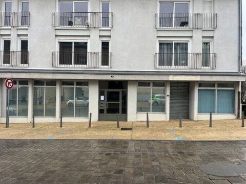 Venez implanter votre activit&eacute; au cœur de Mehun-sur-Y&egrave;vre dans un local spacieux de 245m2, modulable et facilement accessible. 1177 18500 Mehun sur yevre
