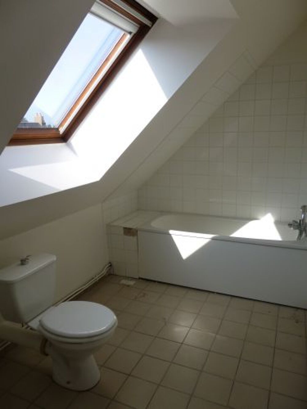 Votre agence France Loire de Saint-Amand-Montrond vous propose cet APPARTEMENT à la location sur la commune de NERONDES
