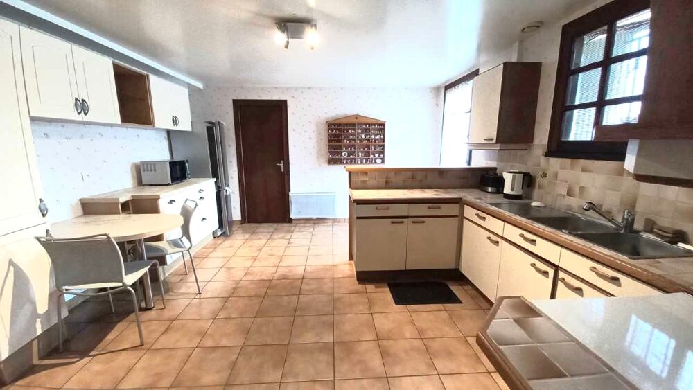 Pavillon, 3 chambres, séjour, double garage, jardin clos.