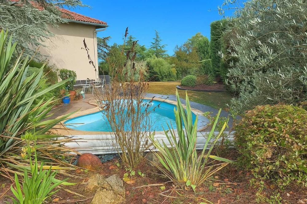 Maison 4 chambres, séjour, cuisine, piscine, garage , sous sol , 2370 m² de terrain.