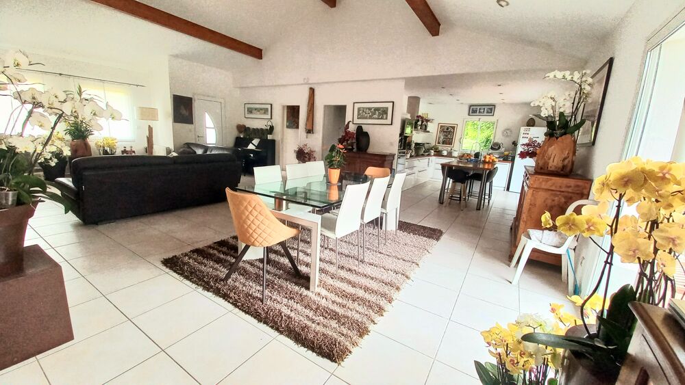 Maison entrée, séjour, cuisine équipée, 2 suites parentales, 2 chambres , piscine, garage, carport
