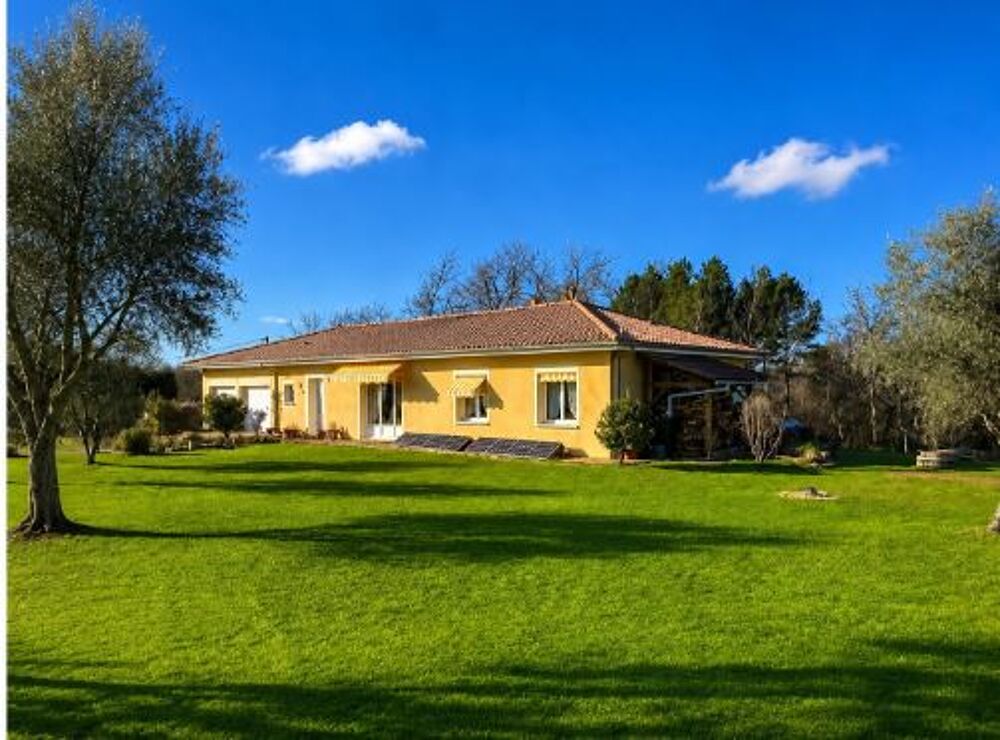 Maison : entrée, séjour, cuisine, arrière cuisine, 3 chambres, salle de bain et douche, 2 wc