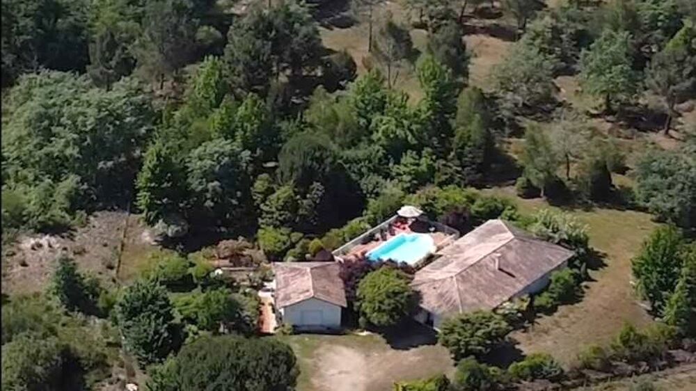 Maison entrée, séjour, cuisine équipée, 2 suites parentales, 2 chambres , piscine, garage, carport