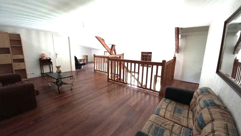 Pavillon, 3 chambres, séjour, double garage, jardin clos.