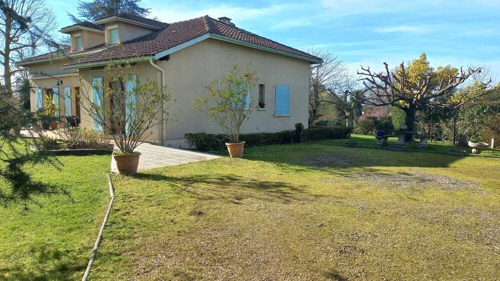 Maison 4 chambres, séjour, cuisine, piscine, garage , sous sol , 2370 m² de terrain.