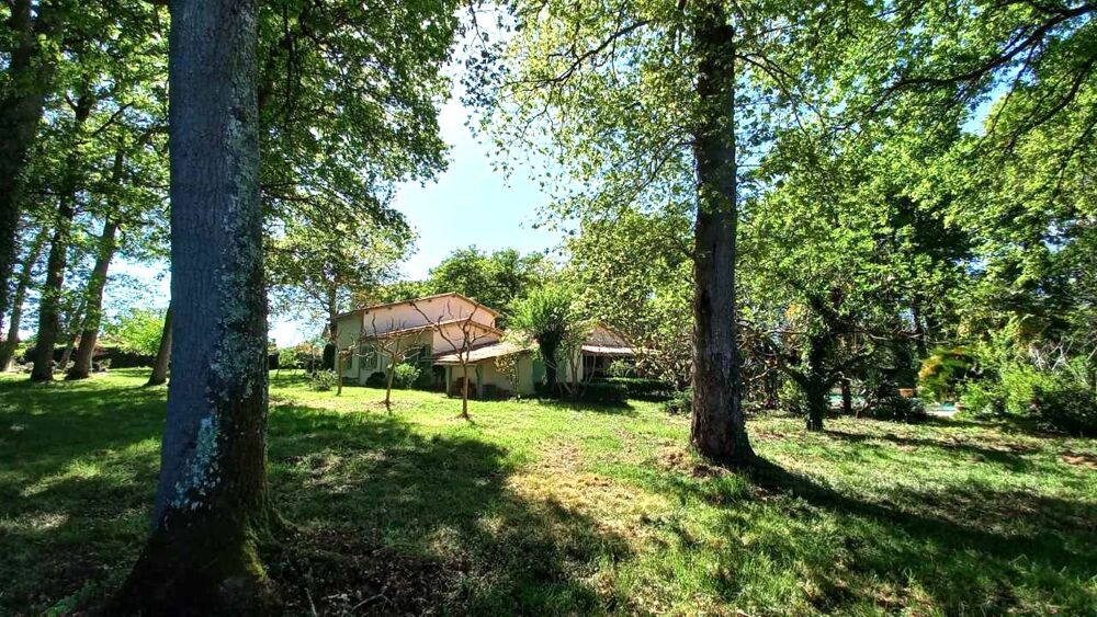 Propriété, 5 chambres, séjour, salle à manger, garage 5200 m² terrain.
