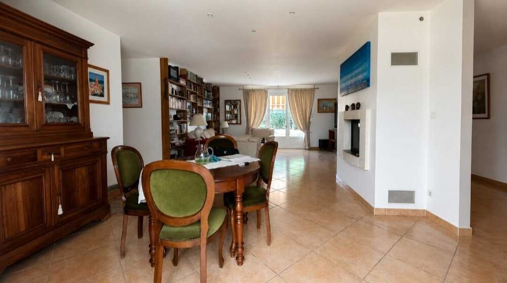 Maison : entrée, séjour, cuisine, arrière cuisine, 3 chambres, salle de bain et douche, 2 wc