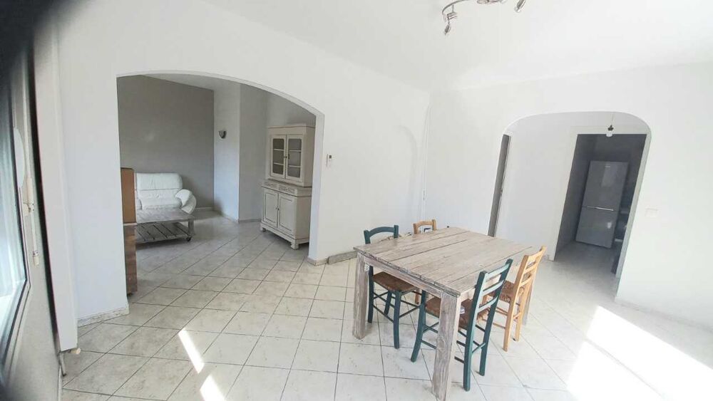 Maison, entrée, séjour, 2 chambres, salle de douche, cuisine, buanderie, garage