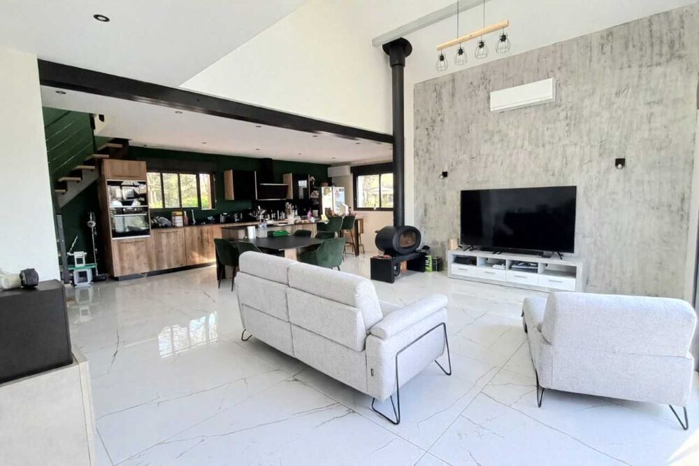 Vente Propriété/Château Maison , cuisine, séjour, 2 suites parentales, 1 chambre, sous sol, carport, 12655 m² terrain. Mont-de-marsan