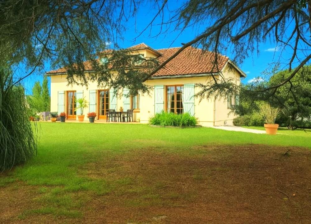 Maison 4 chambres, séjour, cuisine, piscine, garage , sous sol , 2370 m² de terrain.