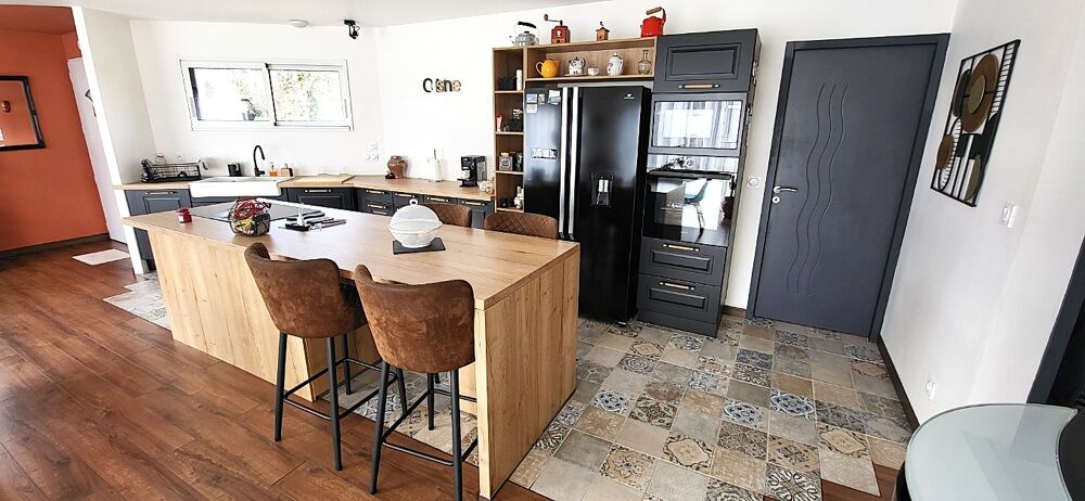 Entre forêt et océan Maison moderne de plain-pied