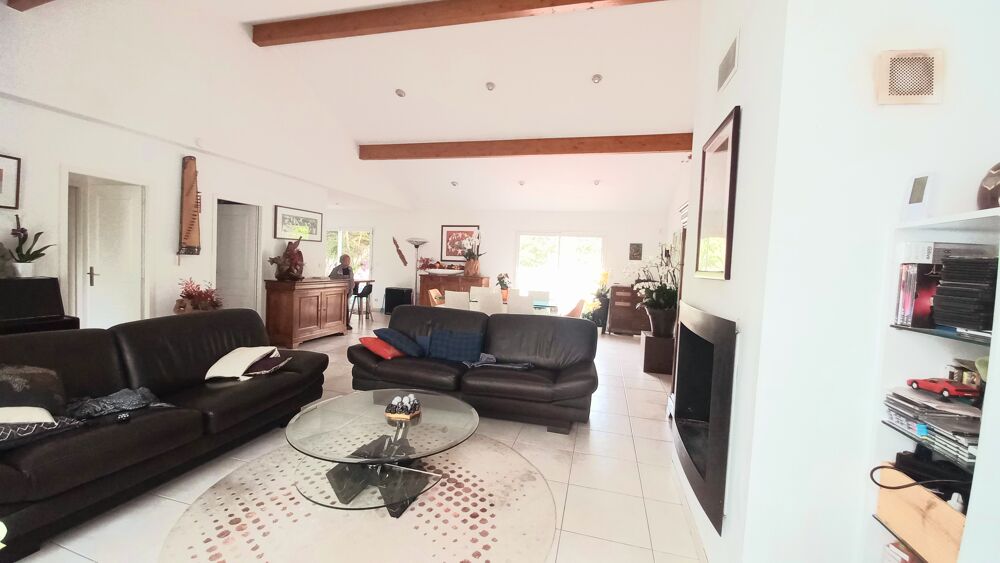 Maison entrée, séjour, cuisine équipée, 2 suites parentales, 2 chambres , piscine, garage, carport