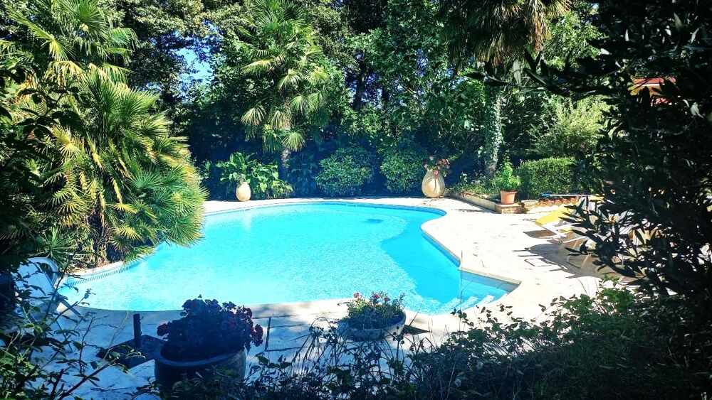 Propriété, 5 chambres, séjour, salle à manger, garage 5200 m² terrain.
