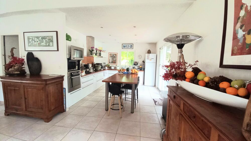 Maison entrée, séjour, cuisine équipée, 2 suites parentales, 2 chambres , piscine, garage, carport