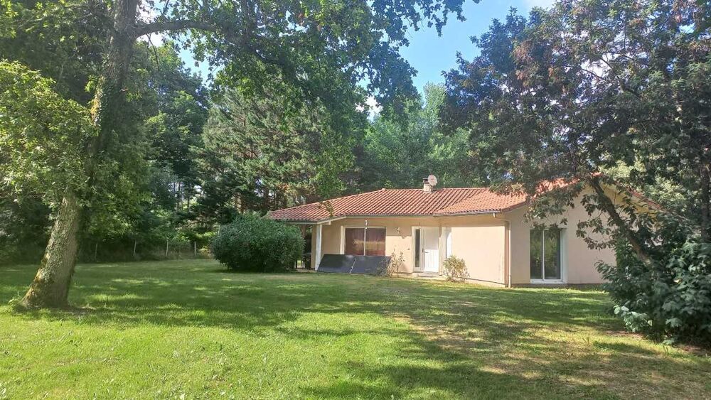 Pavillon de plain-pied: entrée, séjour, 3 chambres, bureau, garage, terrain clos.