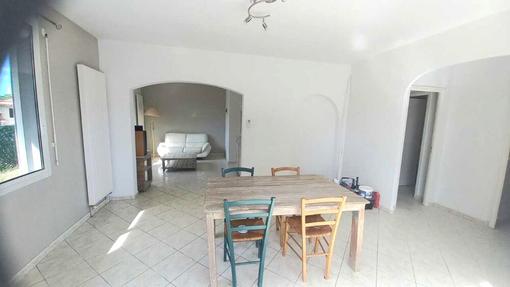 Maison, entrée, séjour, 2 chambres, salle de douche, cuisine, buanderie, garage
